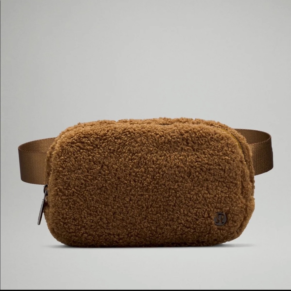 NWT Lululemon Everywhere fleece belt bag